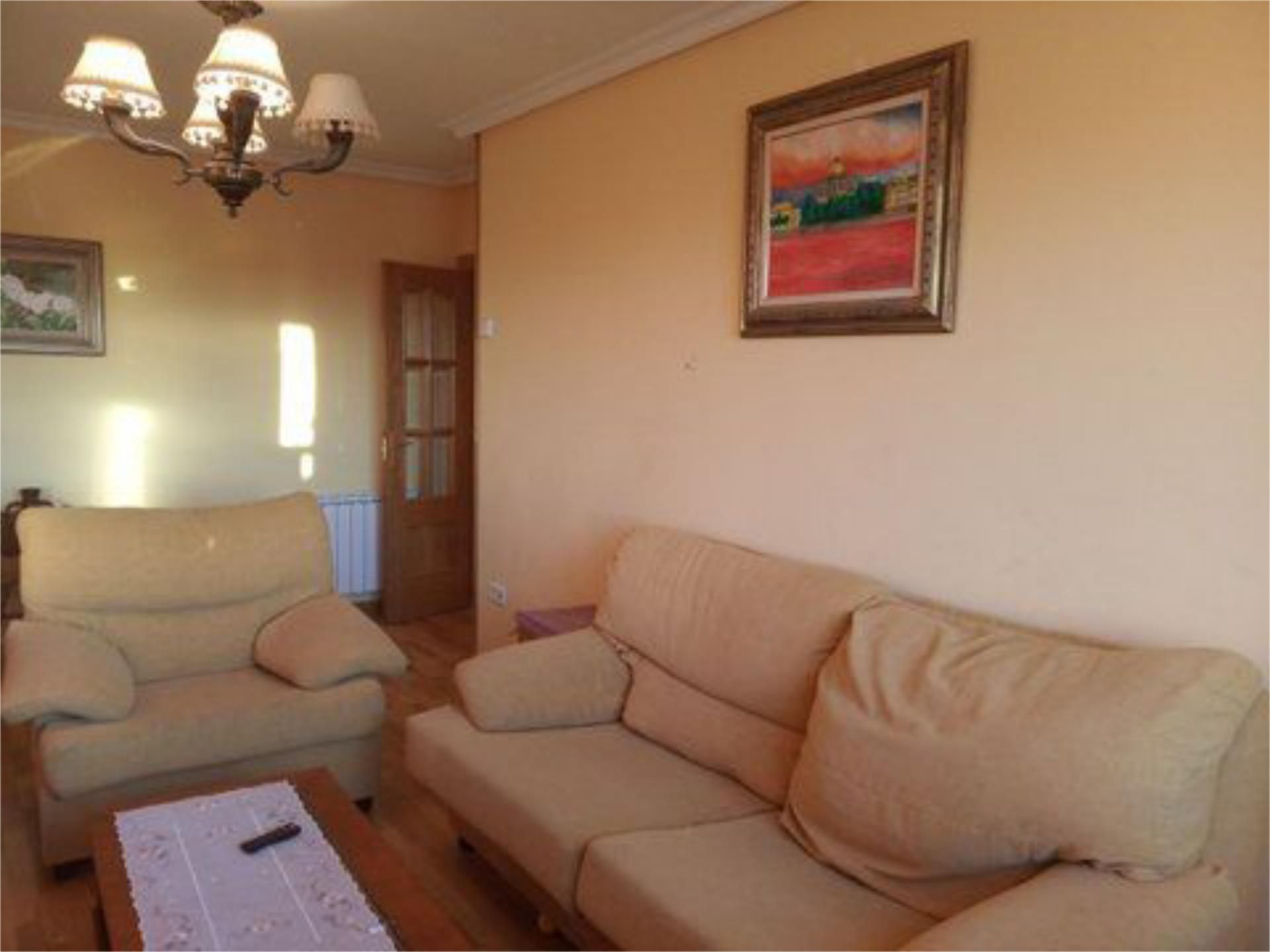 Sala d'estar de Pis de lloguer en La Bañeza  amb Calefacció, Parquet i Terrassa