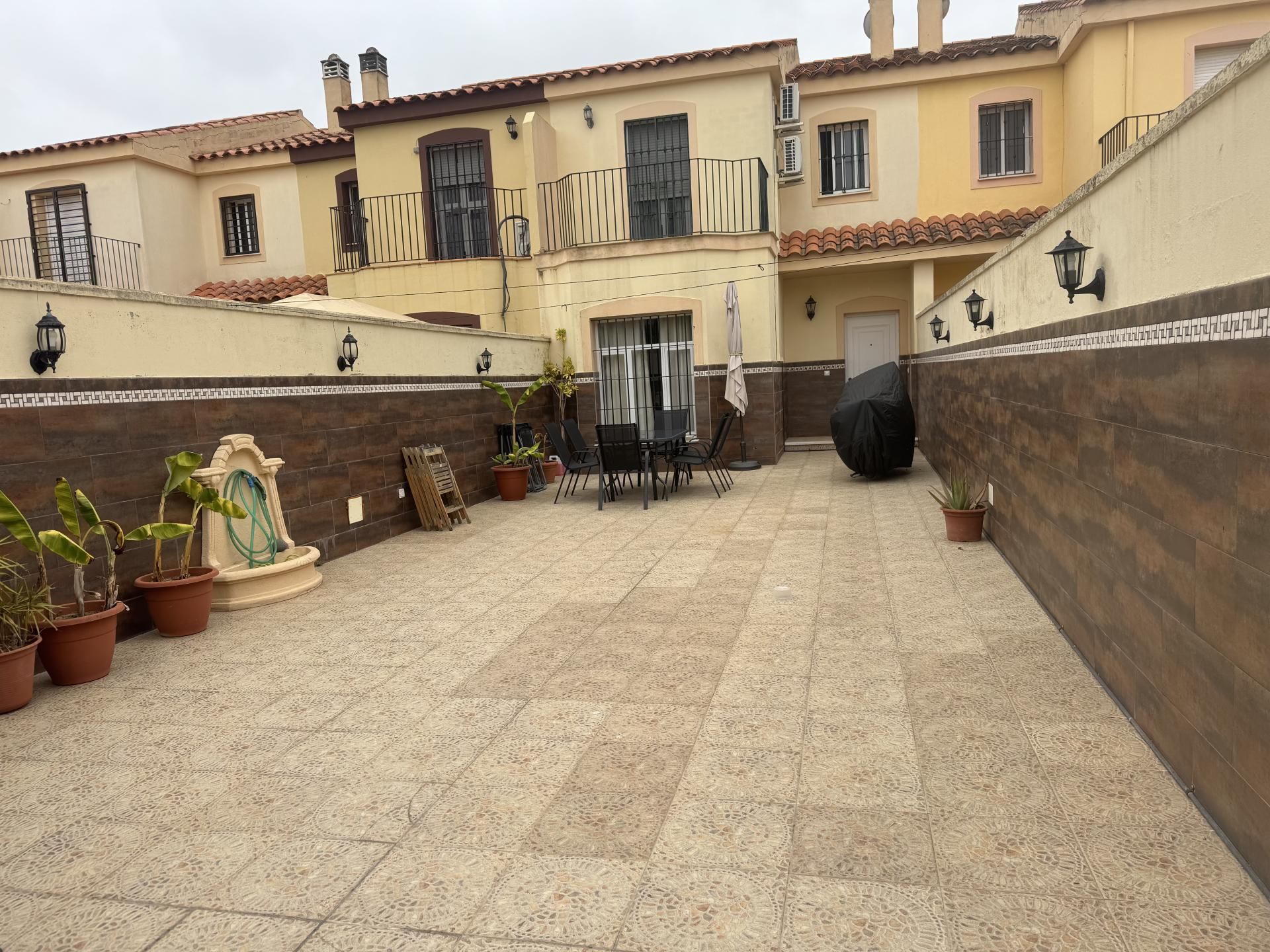 Casa adosada en venda a Calle Ermita de la Yedra, 45, Caballero Bonald - San José Obrero - Guadalcacín Terrassa de Casa adosada en venda en Jerez de la Frontera amb Aire condicionat, Terrassa i Balcó