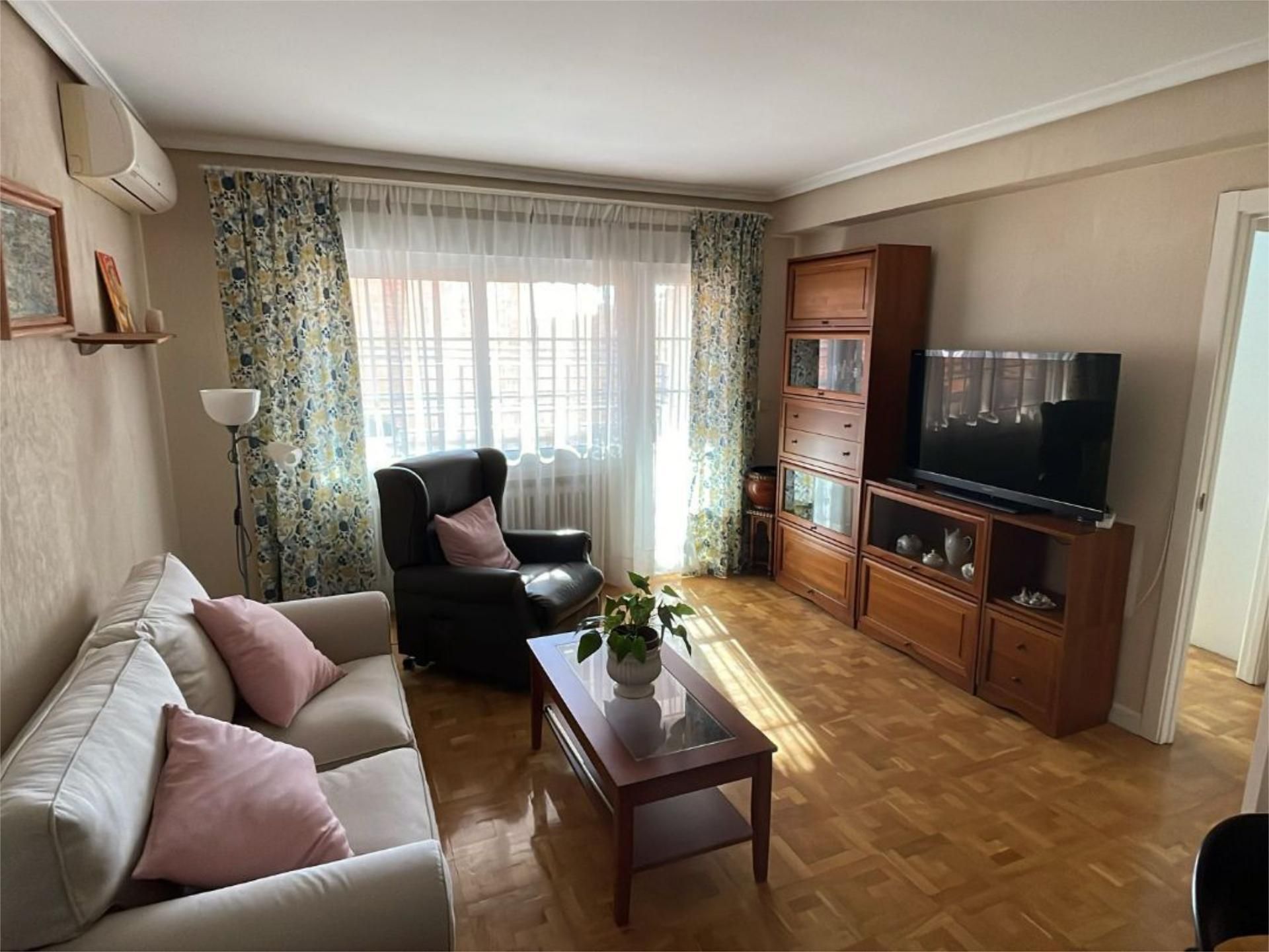 Sala d'estar de Pis de lloguer en  Madrid Capital amb Aire condicionat, Calefacció i Parquet