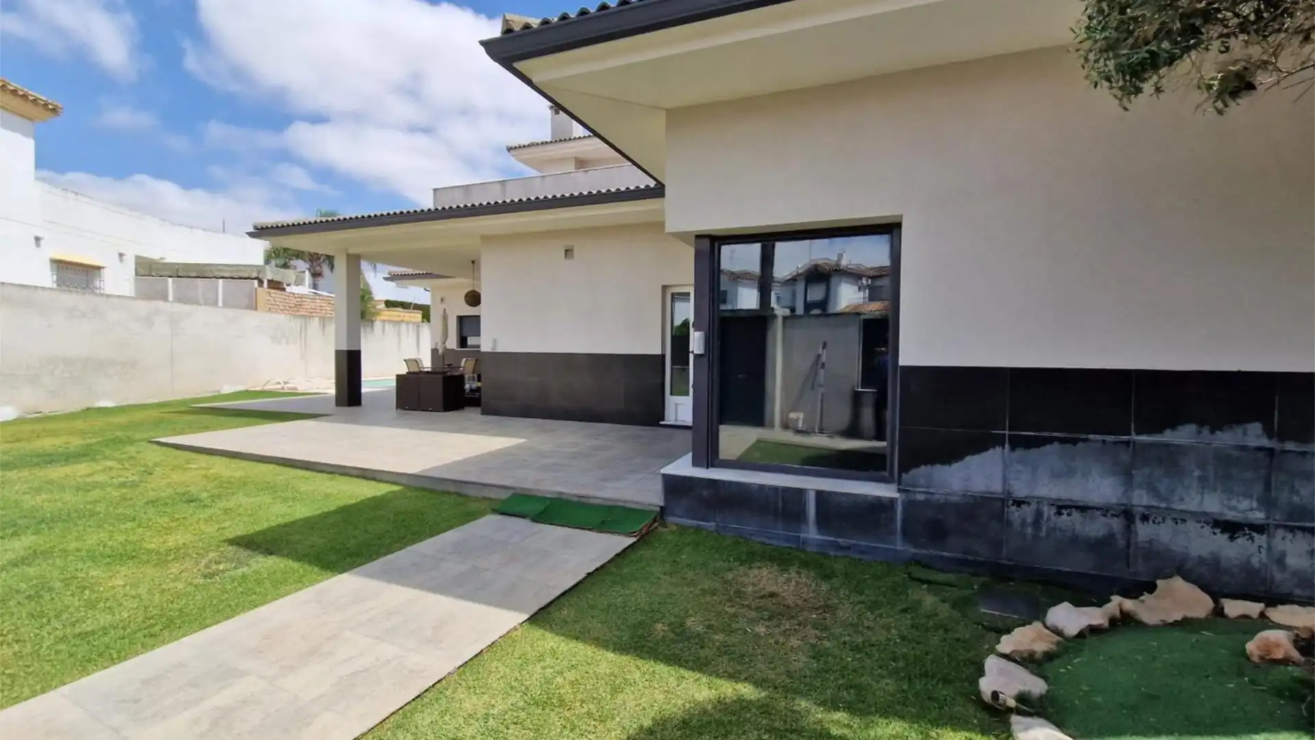 Vista exterior de Casa o chalet en venta en Jerez de la Frontera con Aire acondicionado, Calefacción y Jardín privado