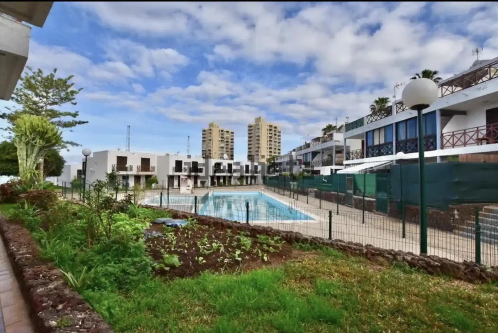 Vista exterior de Casa o chalet en venta en Arona con Terraza, Piscina y Balcón