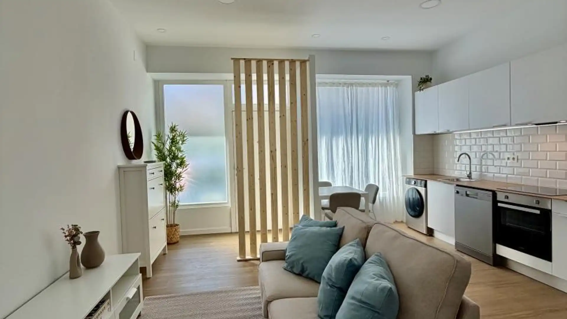 Living room of Flat for sale in Vigo   with Heating, Parquet flooring and Furnished