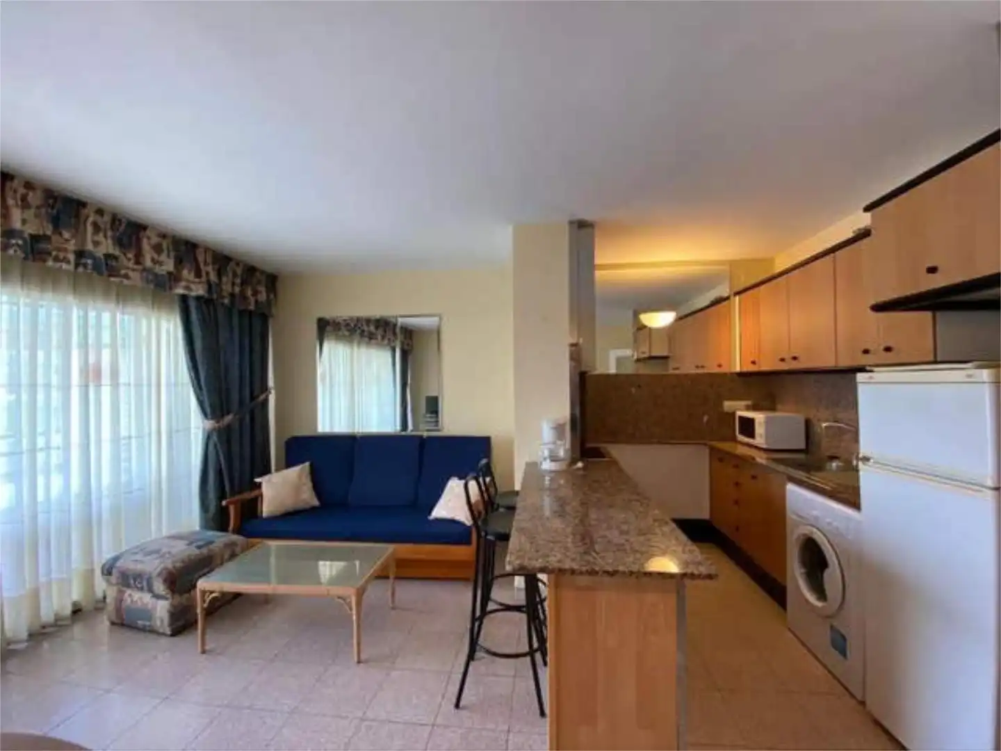 Apartament en venda a Plaça Europa - Port Aventura Cuina de Apartament en venda en Salou amb Terrassa i Piscina