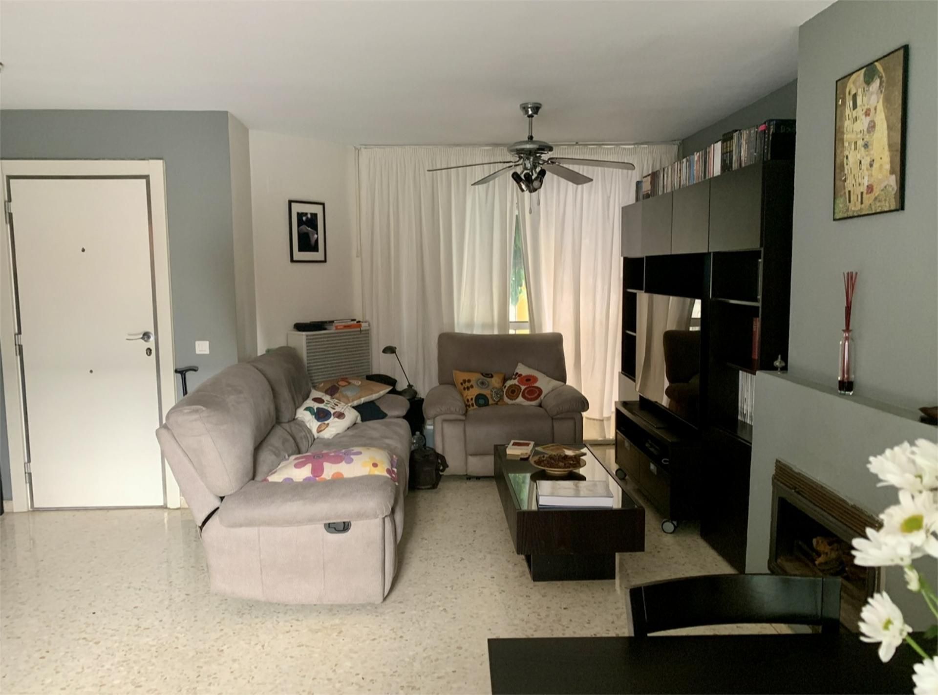 Sala d'estar de Casa adosada en venda en Tomares amb Aire condicionat, Calefacció i Parquet