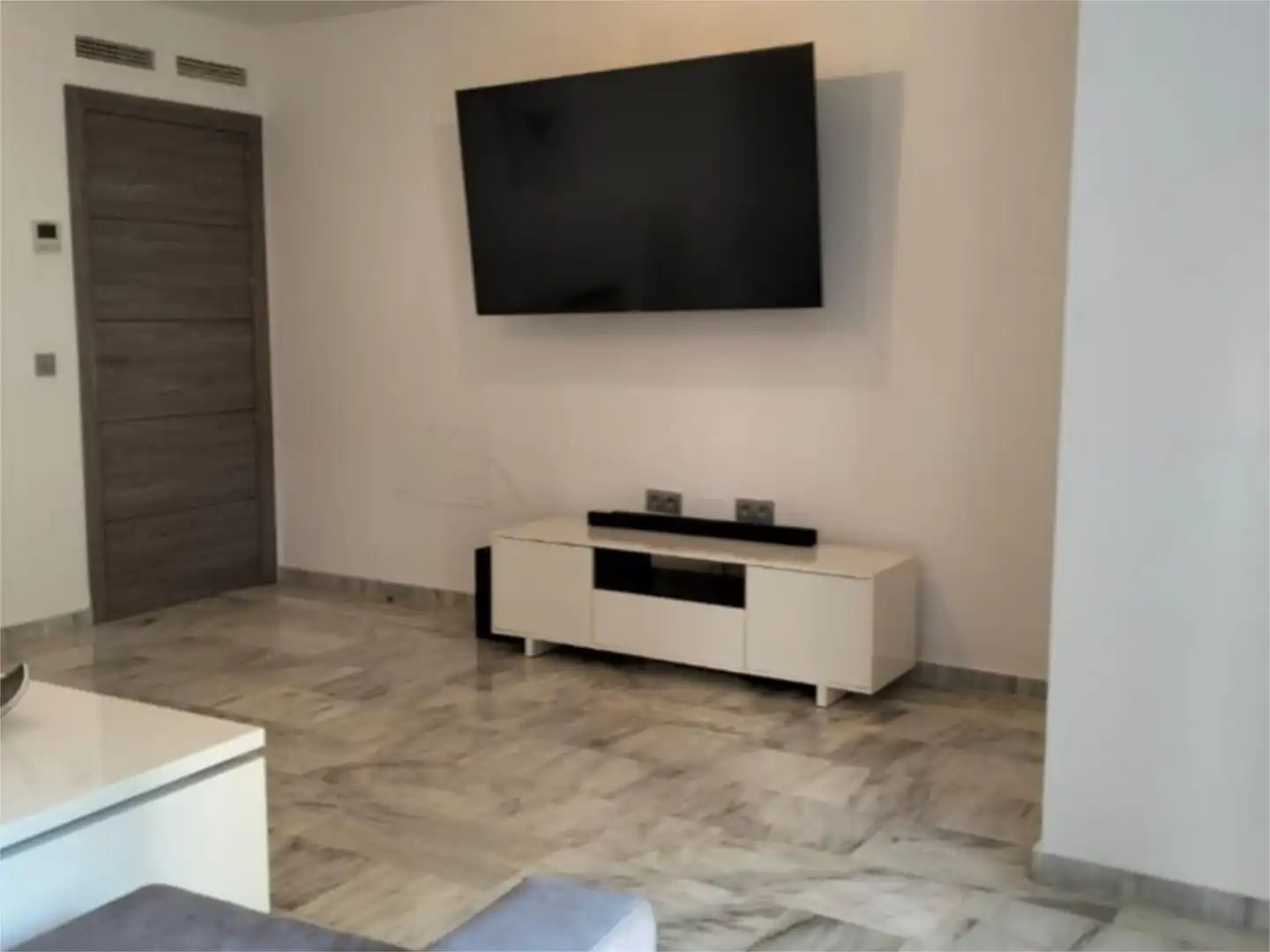 Flat for sale in Calle Nueva Atalaya, 42, Nueva Atalaya Living room of Flat for sale in Estepona with Air Conditioner and Swimming Pool
