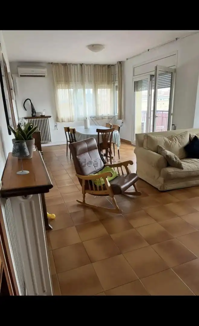 Zimmer in Carrer de Jaume Balmes, 6, Eixample Nord Wohnzimmer von Wohnung zur untervermieten in Girona mit Klimaanlage, Heizung und Möbliert