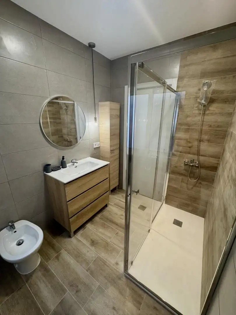 Piso en venta en Plaza Nuestra Señora de la Luz, Ciudad Jardín - Tagarete - El Zapillo Baño de Piso en venta en Almería con Aire acondicionado, Calefacción y Terraza
