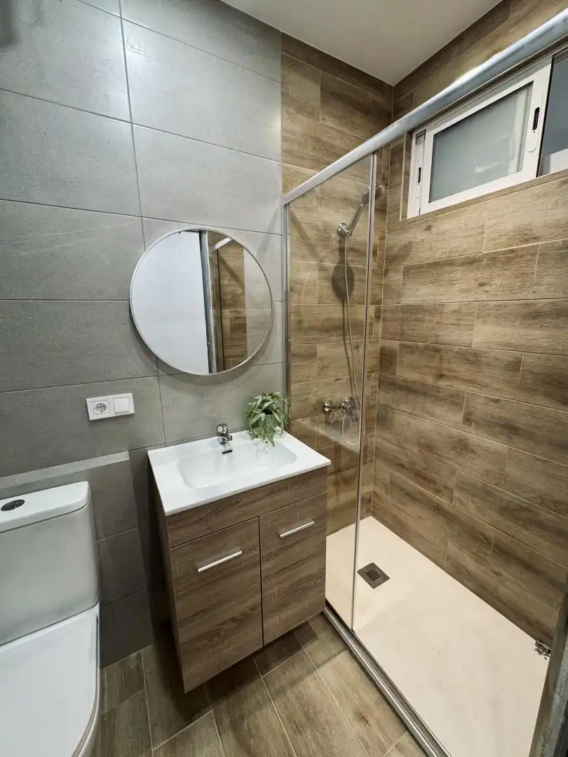 Piso en venta en Plaza Nuestra Señora de la Luz, Ciudad Jardín - Tagarete - El Zapillo Baño de Piso en venta en Almería con Aire acondicionado, Calefacción y Terraza