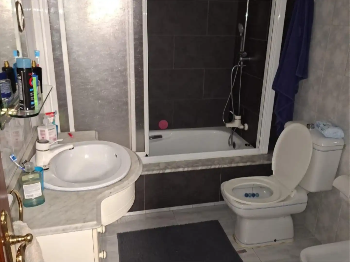 Einfamilien-Reihenhaus zum Verkauf in Mos Badezimmer von Einfamilien-Reihenhaus zum Verkauf in Mos mit Heizung, Privatgarten und Parkett