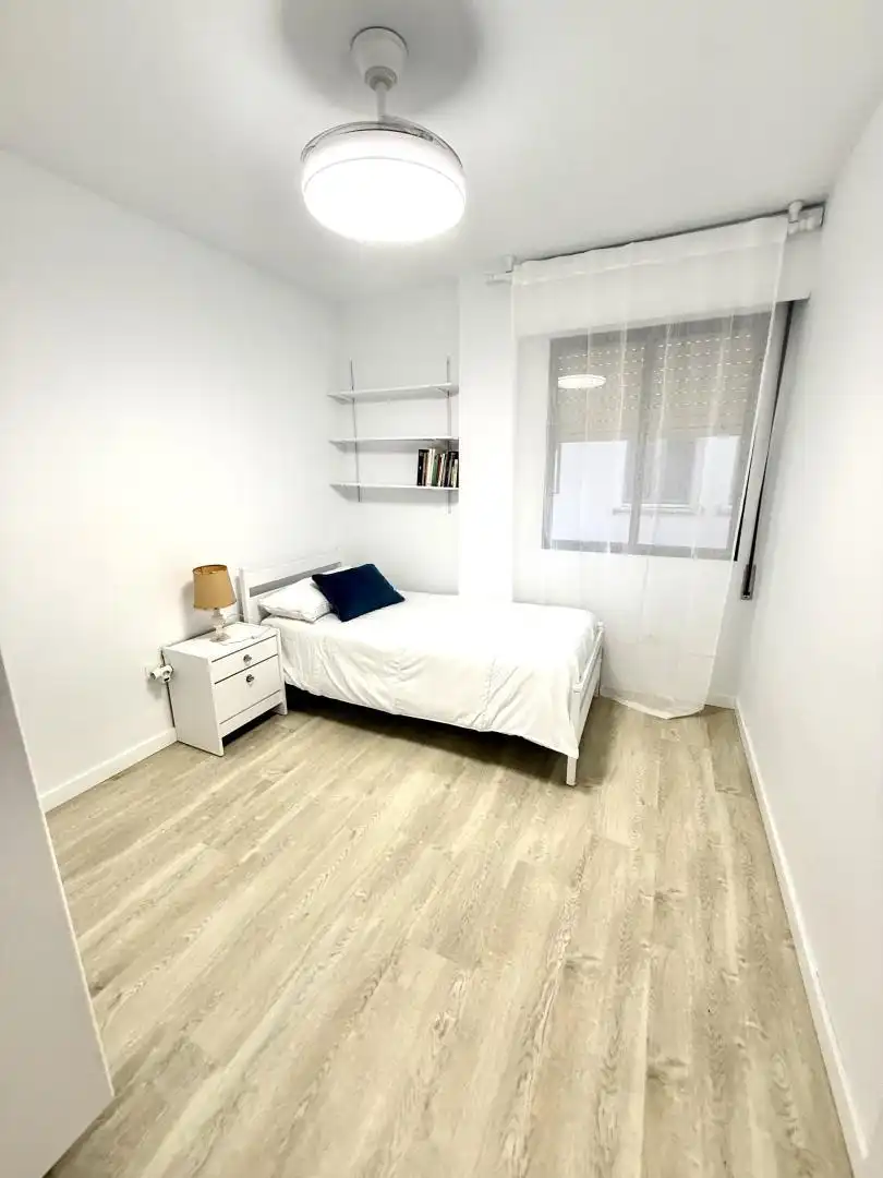Room in Calle Salado, Triana Este