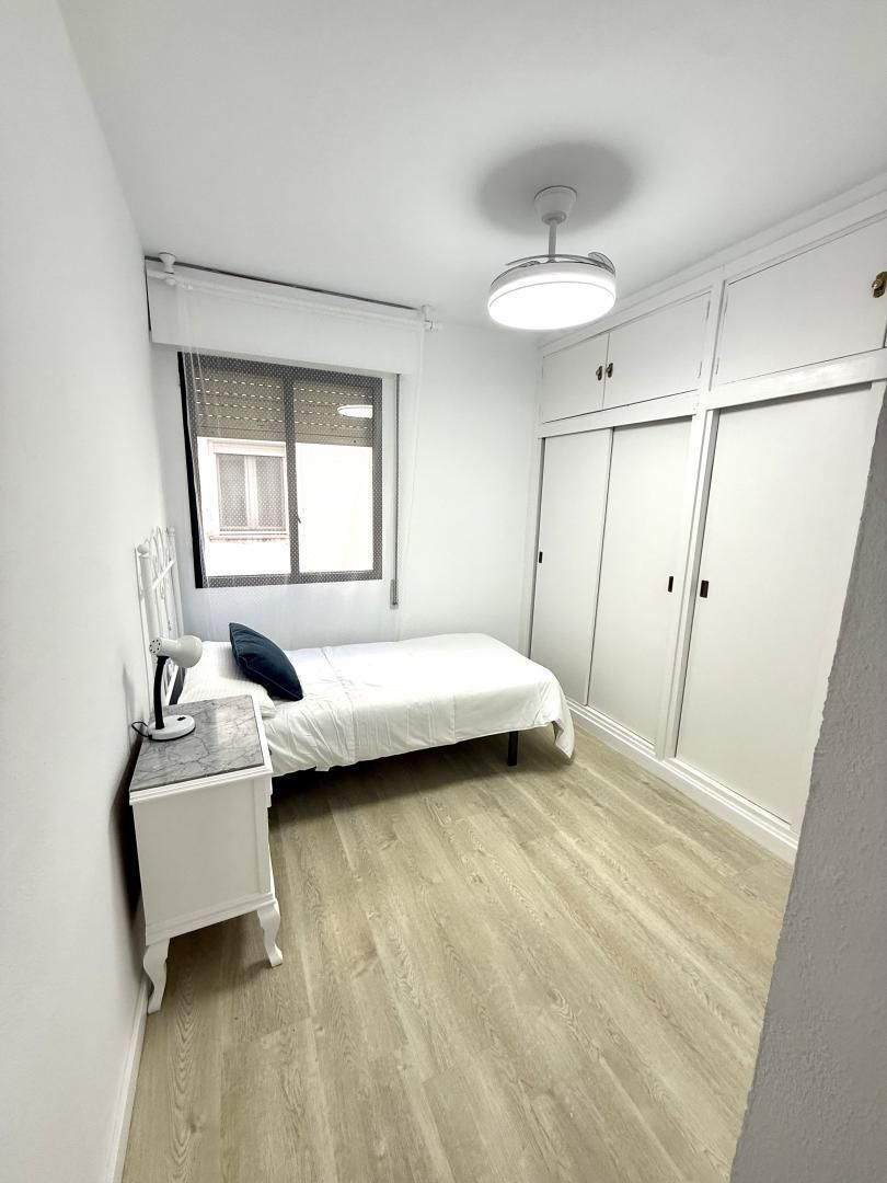 Bedroom of Flat for share in  Sevilla Capital  with Air Conditioner, Heating and Parquet flooring
