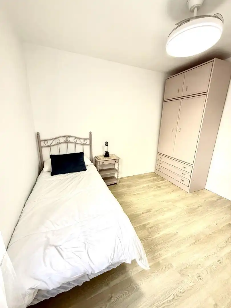 Room in Calle Salado, Triana Este