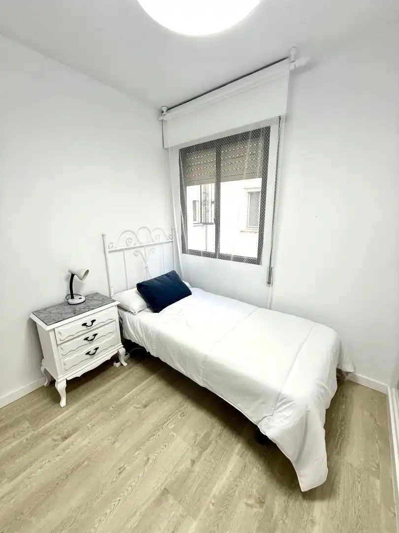 Room in Calle Salado, Triana Este