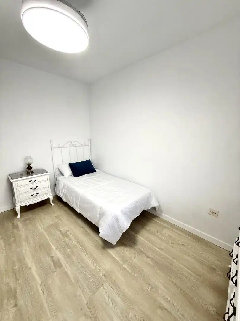 Room in Calle Salado, Triana Este