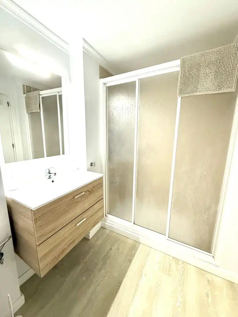 Room in Calle Salado, Triana Este