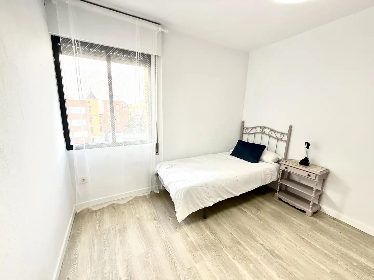 Room in Calle Salado, Triana Este