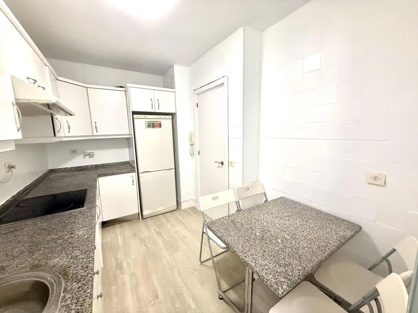 Room in Calle Salado, Triana Este