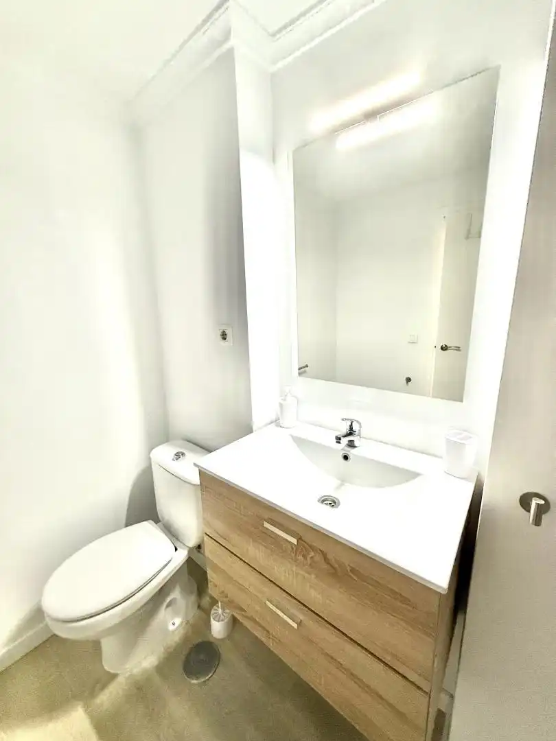 Room in Calle Salado, Triana Este