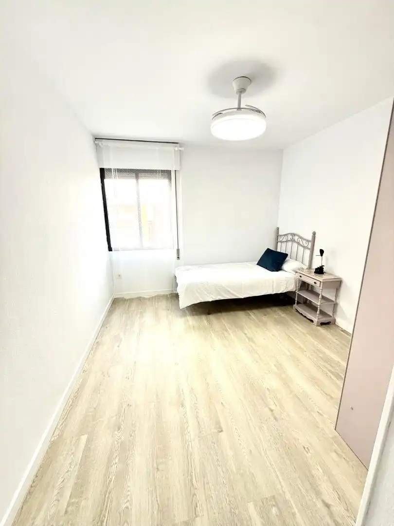 Room in Calle Salado, Triana Este