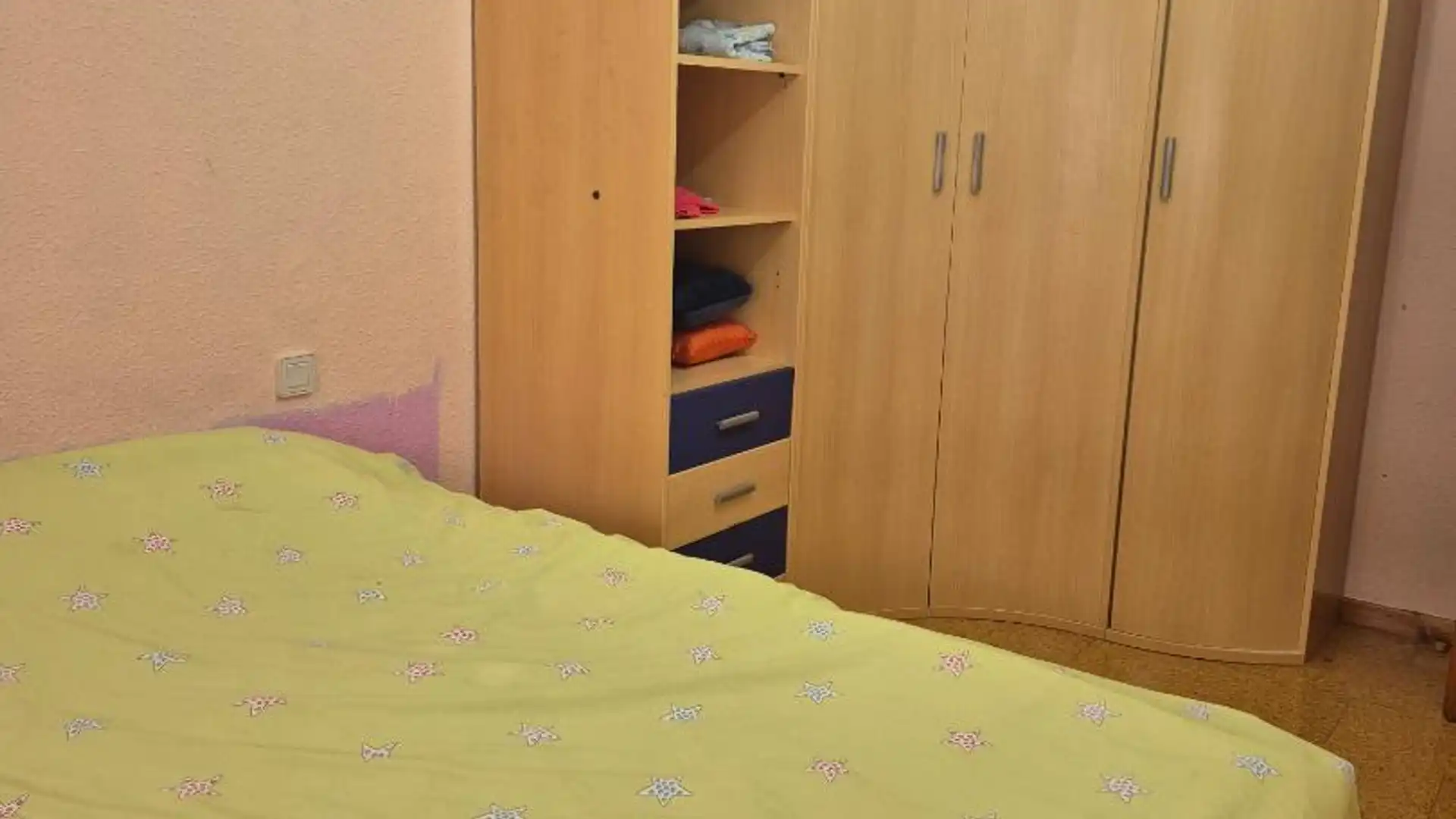 Room in Calle Andalucía, 8, Los Corrales de Buelna Bedroom of Flat for share in Los Corrales de Buelna with Furnished