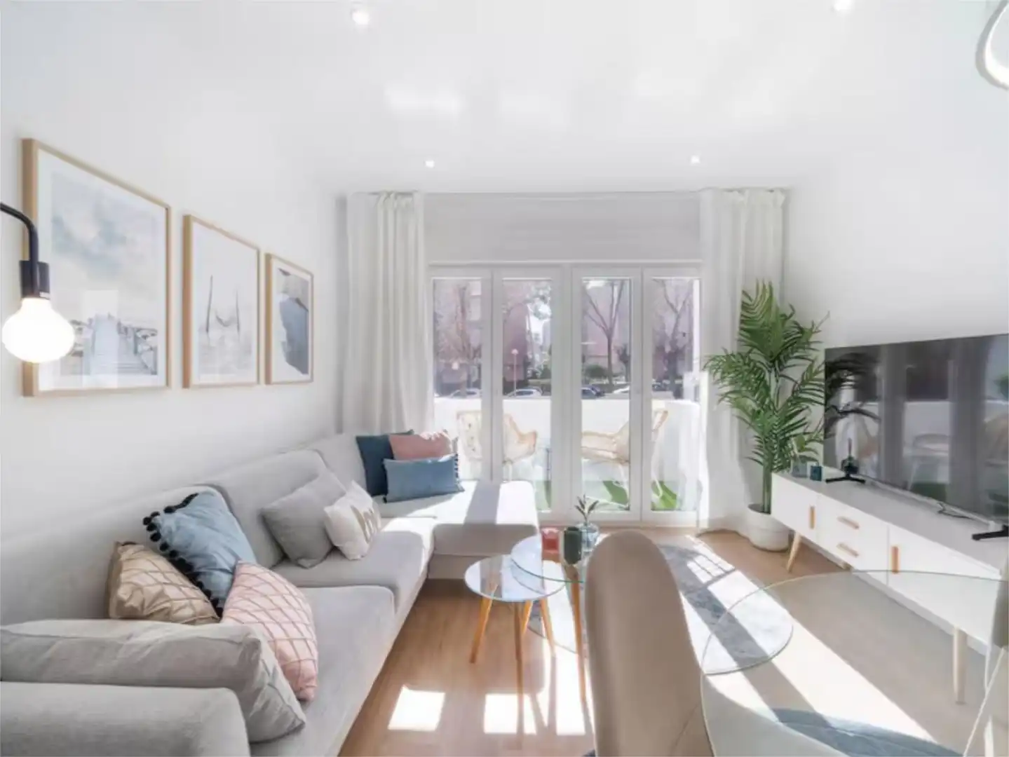 Piso en venta en Pinar del Rey Sala de estar de Piso en venta en Madrid con Aire acondicionado, Calefacción y Terraza