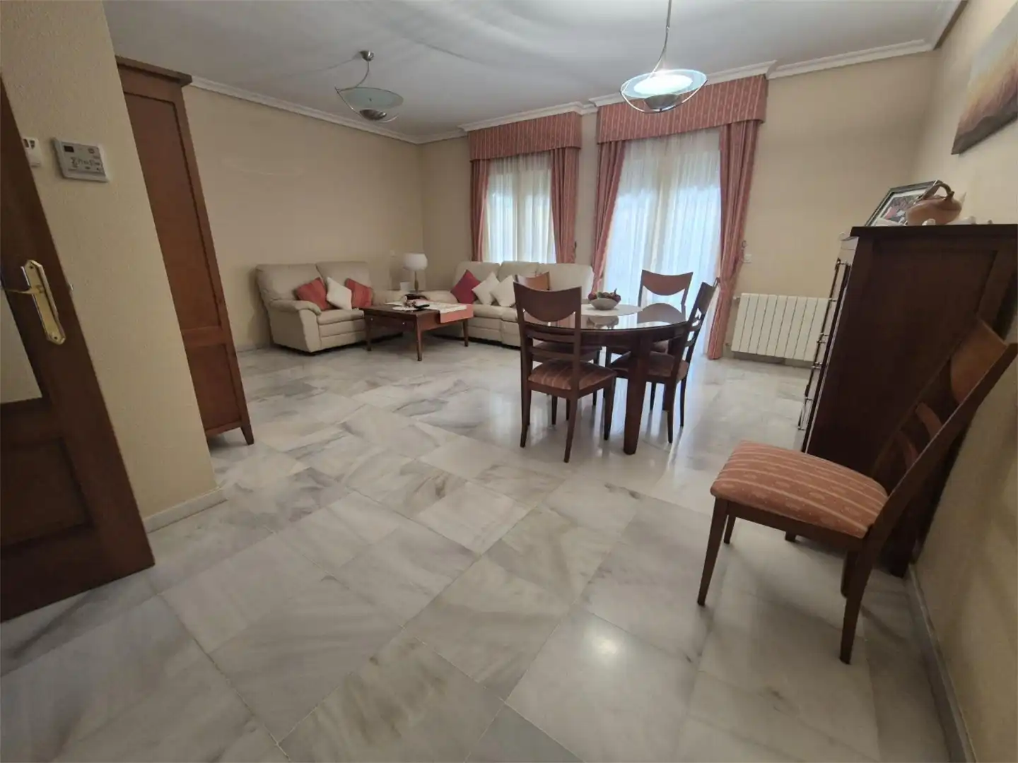 Casa o xalet en venda a Calle Miguel Gómez Aguado, 19, Valdepasillas - La Paz - Huerta Rosales Sala d'estar de Casa o xalet en venda en Badajoz amb Aire condicionat, Calefacció i Balcó