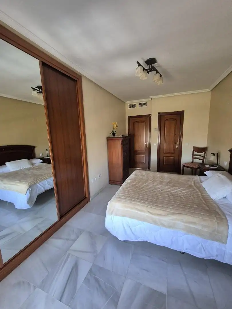 Casa o xalet en venda a Calle Miguel Gómez Aguado, 19, Valdepasillas - La Paz - Huerta Rosales Dormitori de Casa o xalet en venda en Badajoz amb Aire condicionat, Calefacció i Balcó