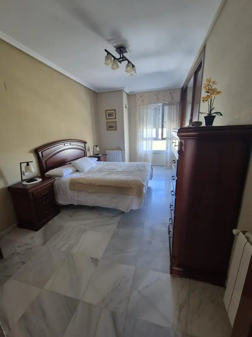 Casa o xalet en venda a Calle Miguel Gómez Aguado, 19, Valdepasillas - La Paz - Huerta Rosales Dormitori de Casa o xalet en venda en Badajoz amb Aire condicionat, Calefacció i Balcó