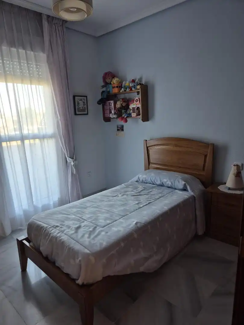 Casa o xalet en venda a Calle Miguel Gómez Aguado, 19, Valdepasillas - La Paz - Huerta Rosales Dormitori de Casa o xalet en venda en Badajoz amb Aire condicionat, Calefacció i Balcó