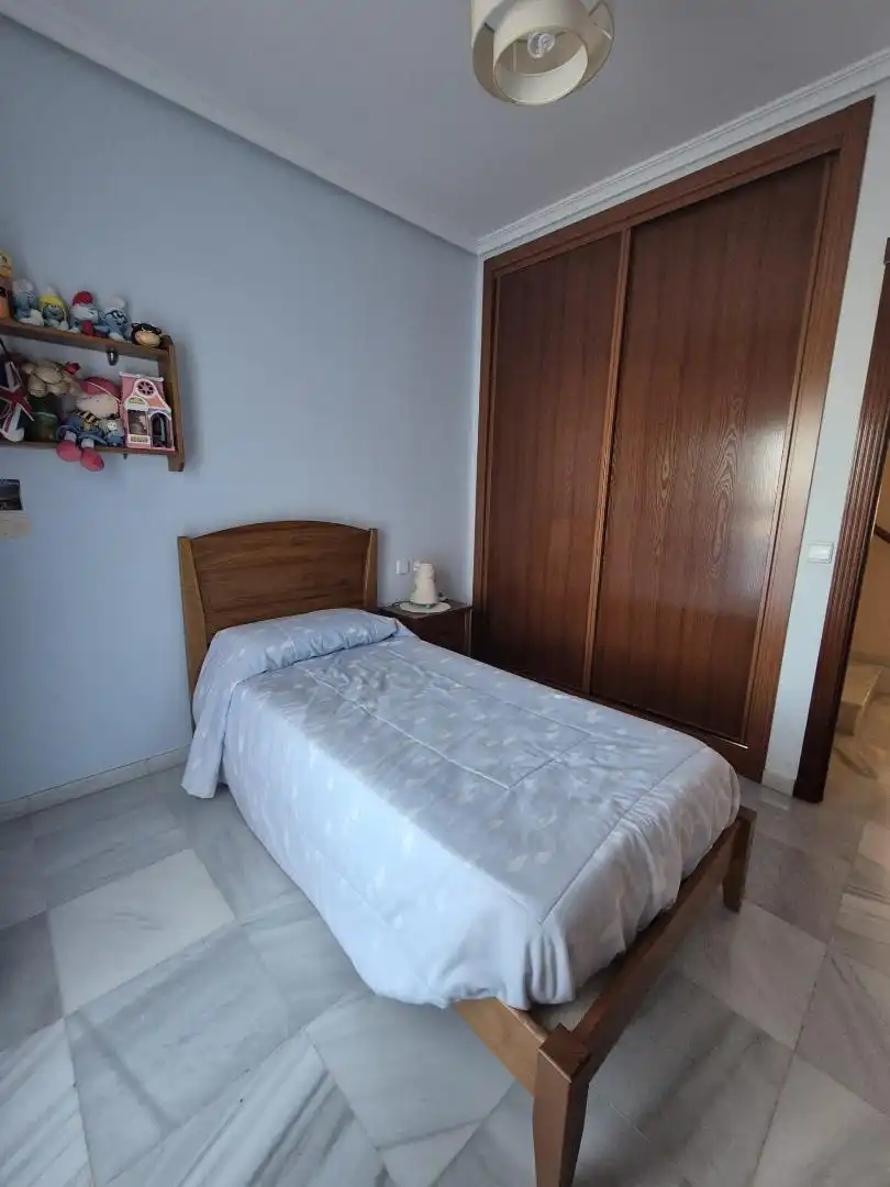 Casa o xalet en venda a Calle Miguel Gómez Aguado, 19, Valdepasillas - La Paz - Huerta Rosales Dormitori de Casa o xalet en venda en Badajoz amb Aire condicionat, Calefacció i Balcó