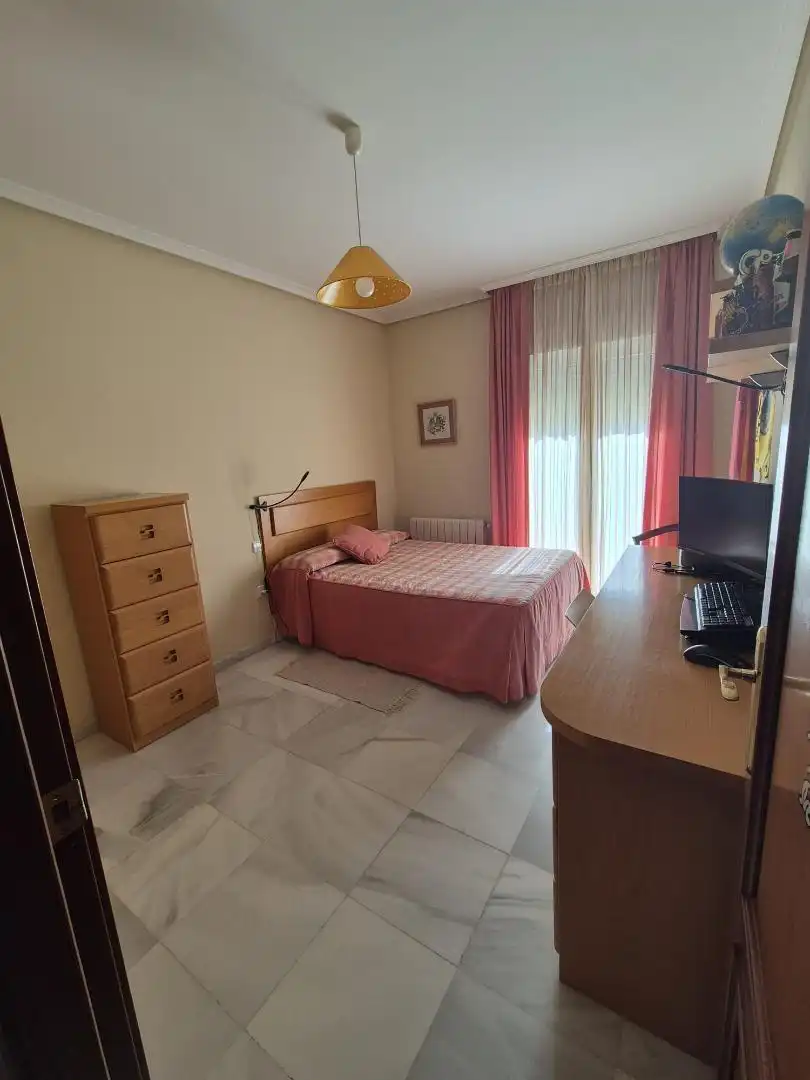 Casa o xalet en venda a Calle Miguel Gómez Aguado, 19, Valdepasillas - La Paz - Huerta Rosales Dormitori de Casa o xalet en venda en Badajoz amb Aire condicionat, Calefacció i Balcó