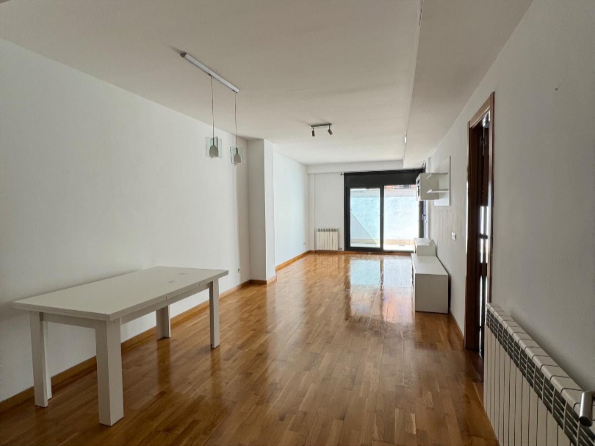 Pis en venda a Carrer Tamarit, 64, Centre Sala d'estar de Pis en venda en Ripollet amb Aire condicionat i Piscina