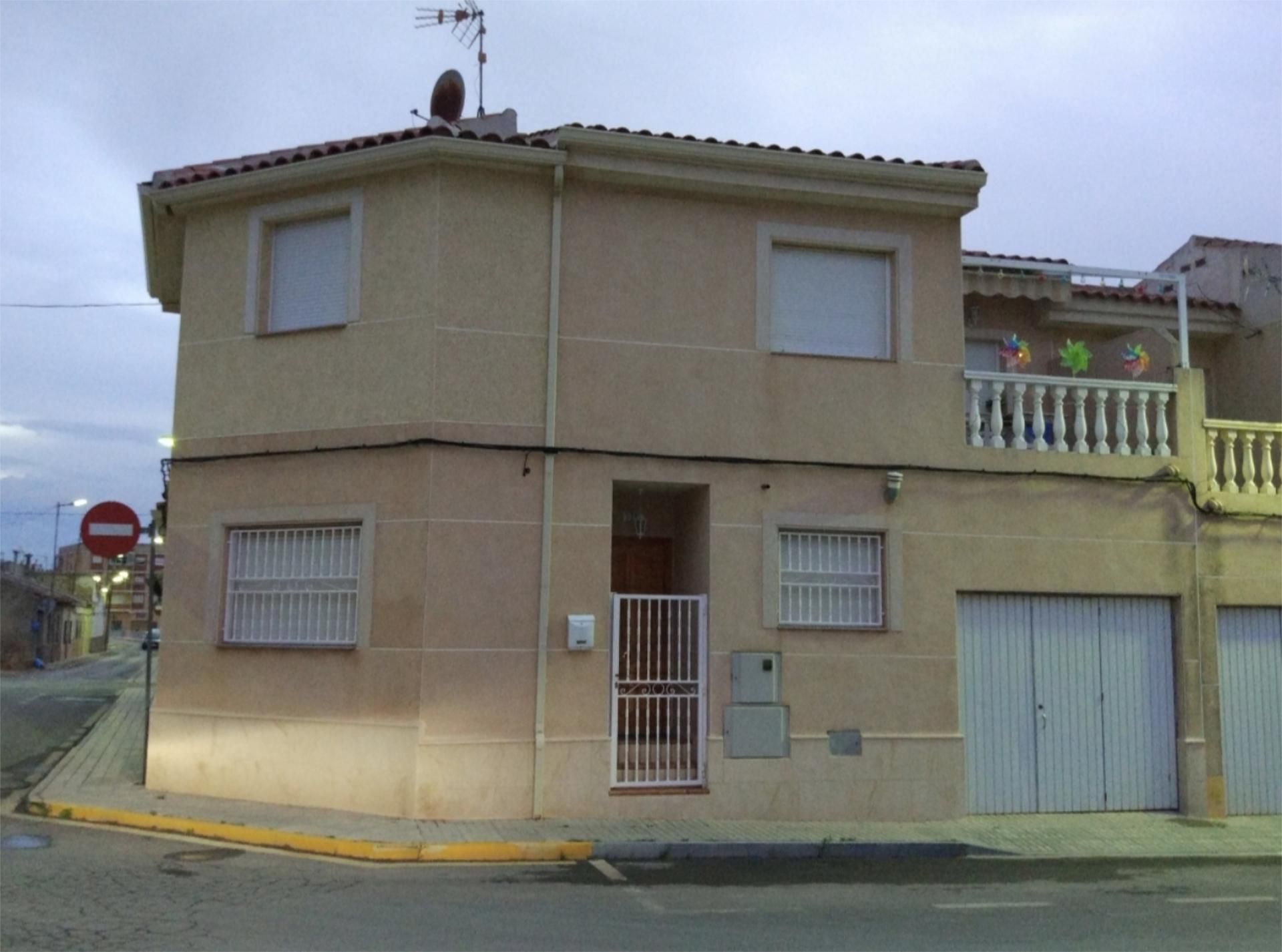 Exterior view of Single-family semi-detached for rent in El Pinós / Pinoso  with Air Conditioner, Heating and Terrace
