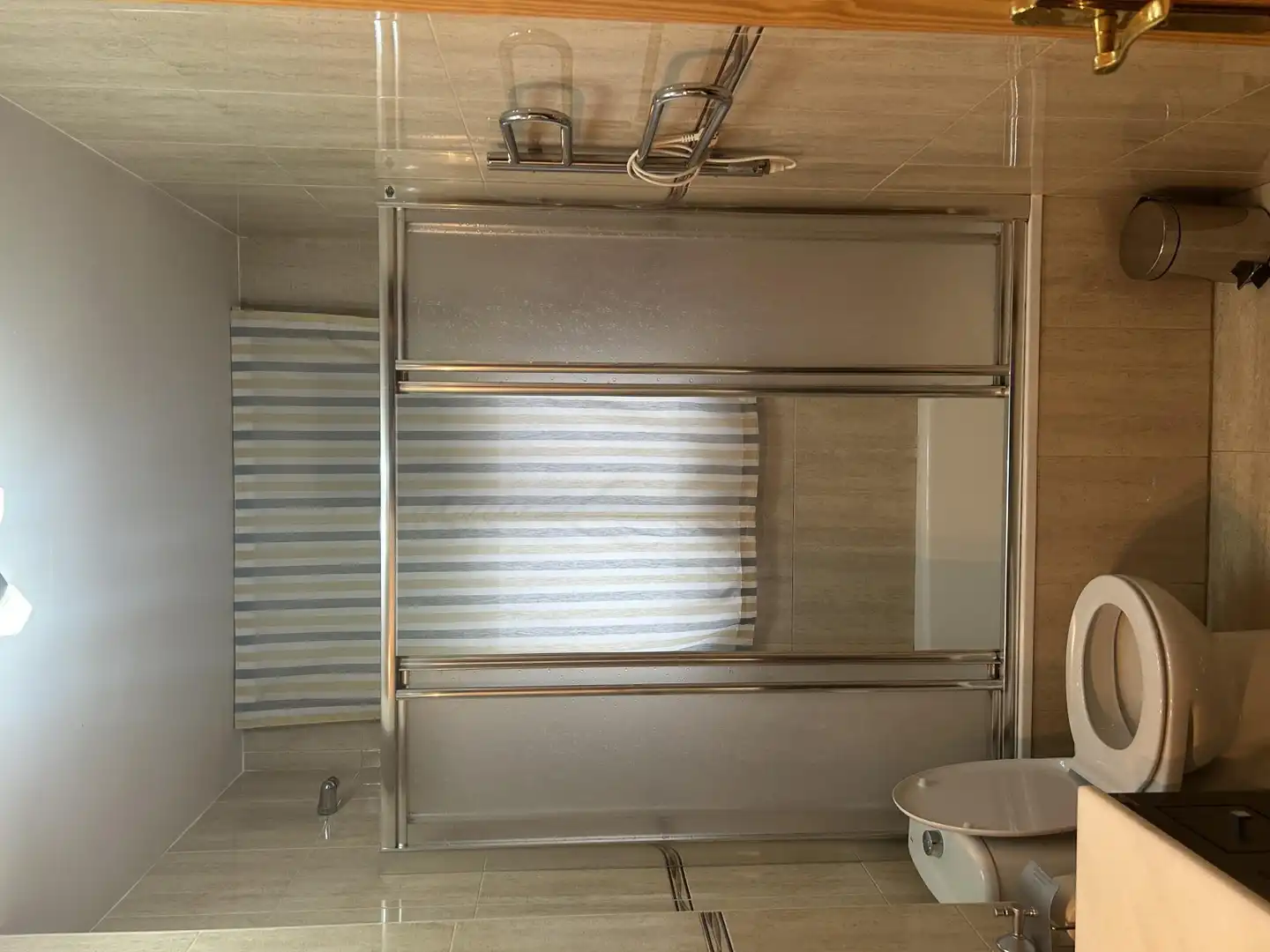 Flat for sale in Calle Calvo Sotelo, 30, Parque de San Roque Bathroom of Flat for sale in Churriana de la Vega with Air Conditioner and Terrace