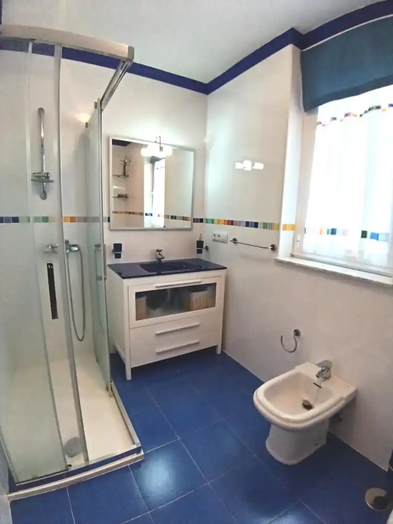 Casa adosada en venta en Calle Azorín, 5, Aldeatejada Baño de Casa adosada en venta en Aldeatejada con Terraza y Balcón