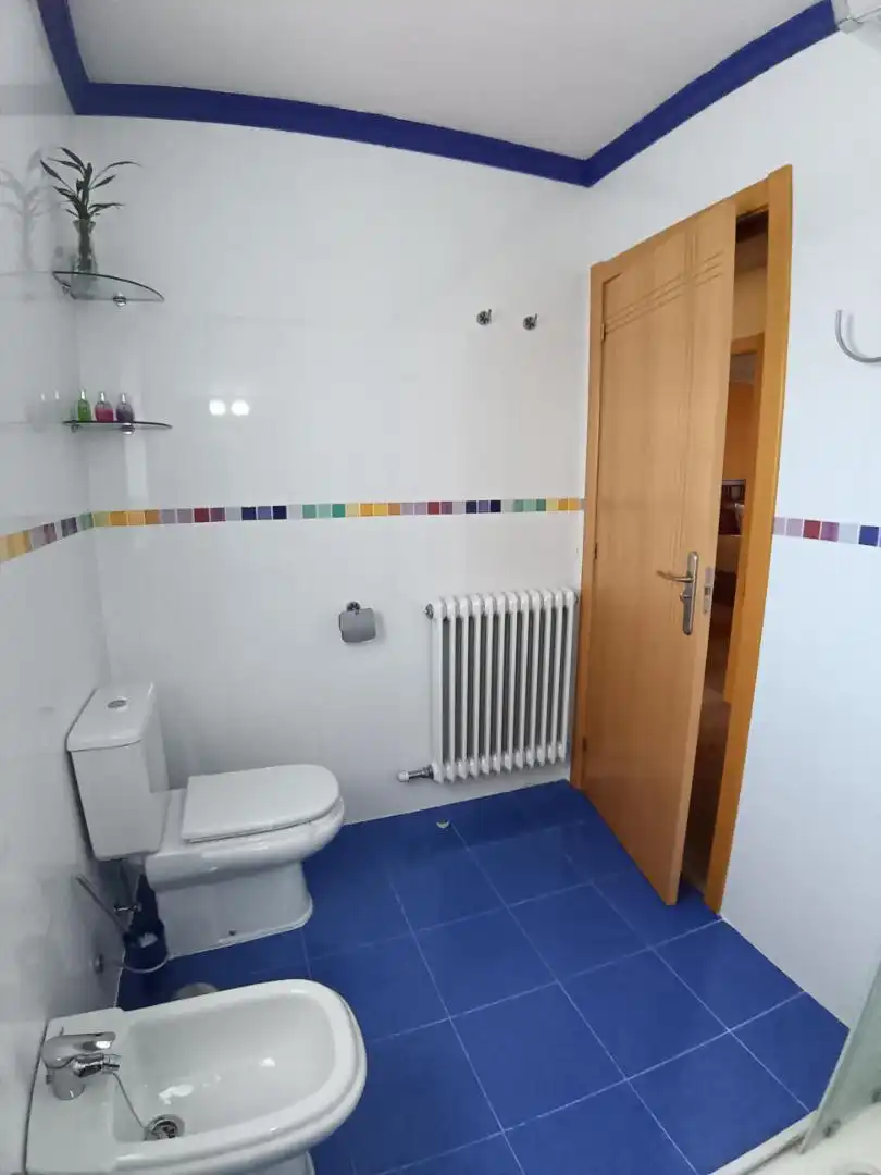 Casa adosada en venta en Calle Azorín, 5, Aldeatejada Baño de Casa adosada en venta en Aldeatejada con Terraza y Balcón