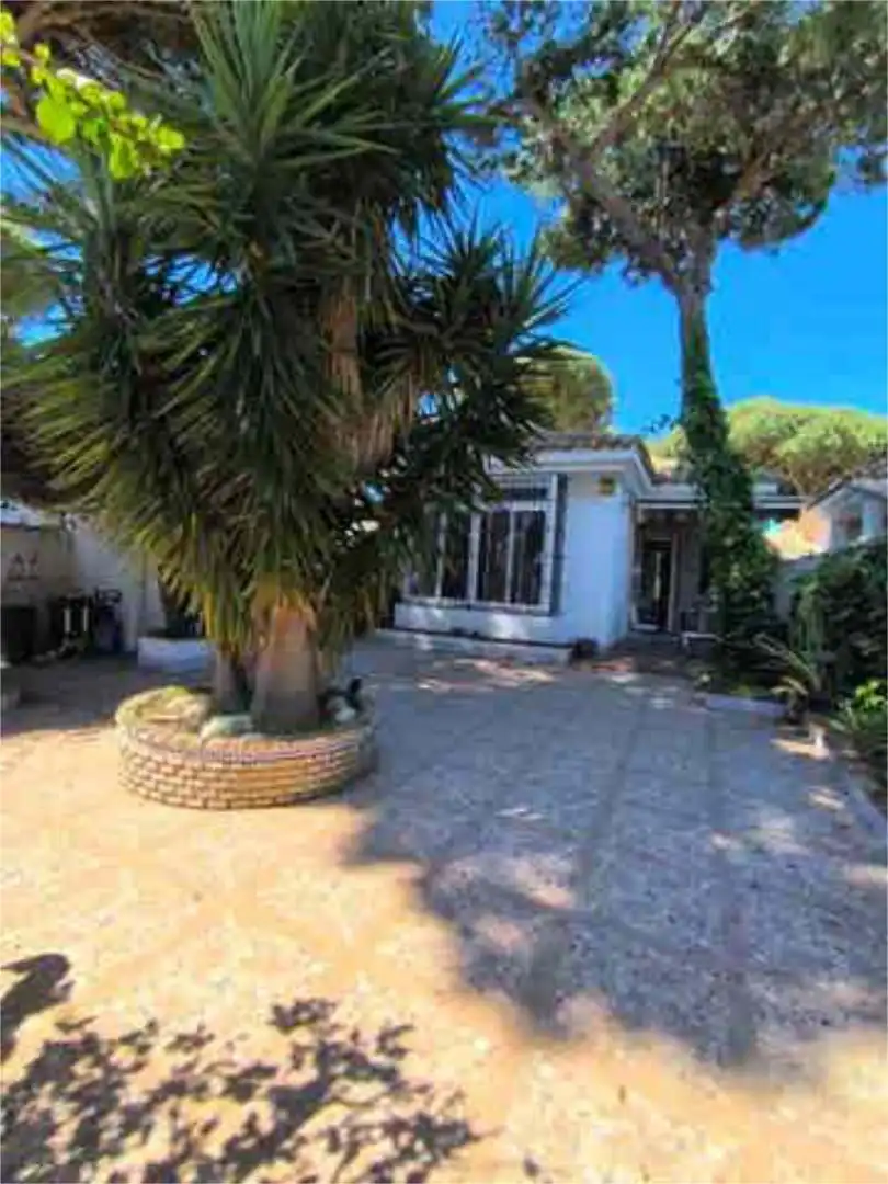 Vista exterior de Casa adosada en venda en Chiclana de la Frontera amb Calefacció, Jardí privat i Terrassa
