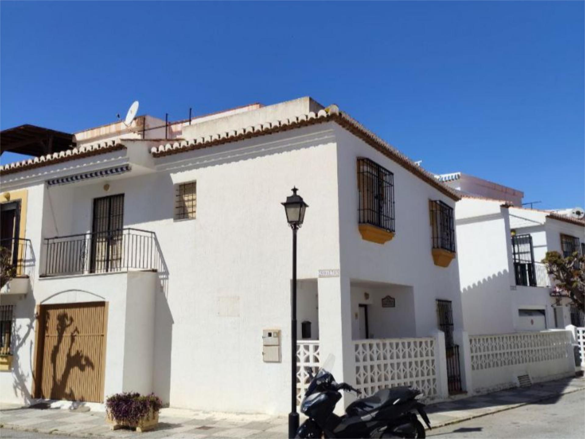 Vista exterior de Casa adosada en venta en Salobreña con Terraza, Piscina y Balcón