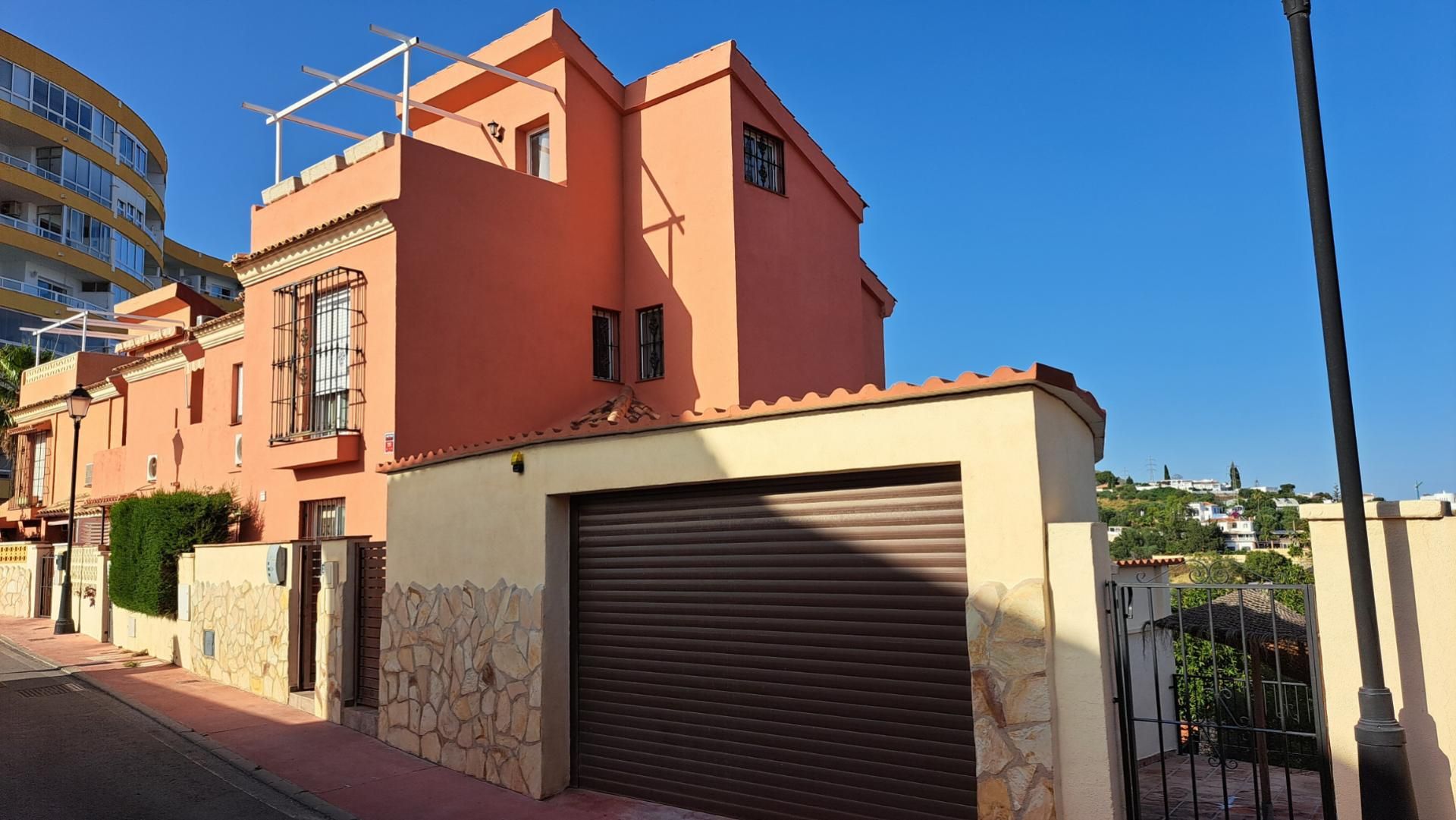 Casa adosada de alquiler en Calle los Camachos, 10, Torreblanca del Sol Vista exterior de Casa adosada de alquiler en Fuengirola con Aire acondicionado, Calefacción y Terraza