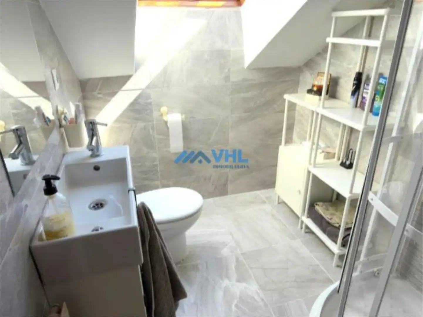 Baño de Piso en venta en Castro-Urdiales con Calefacción, Parquet y Balcón