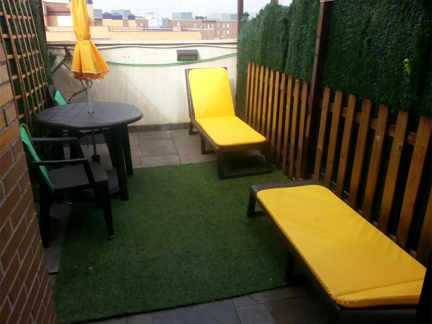 Room in Calle del Campo de Gomara, 4, Parque Alameda - Paula López Terrace of Flat for share in Valladolid with Air Conditioner, Heating and Private garden