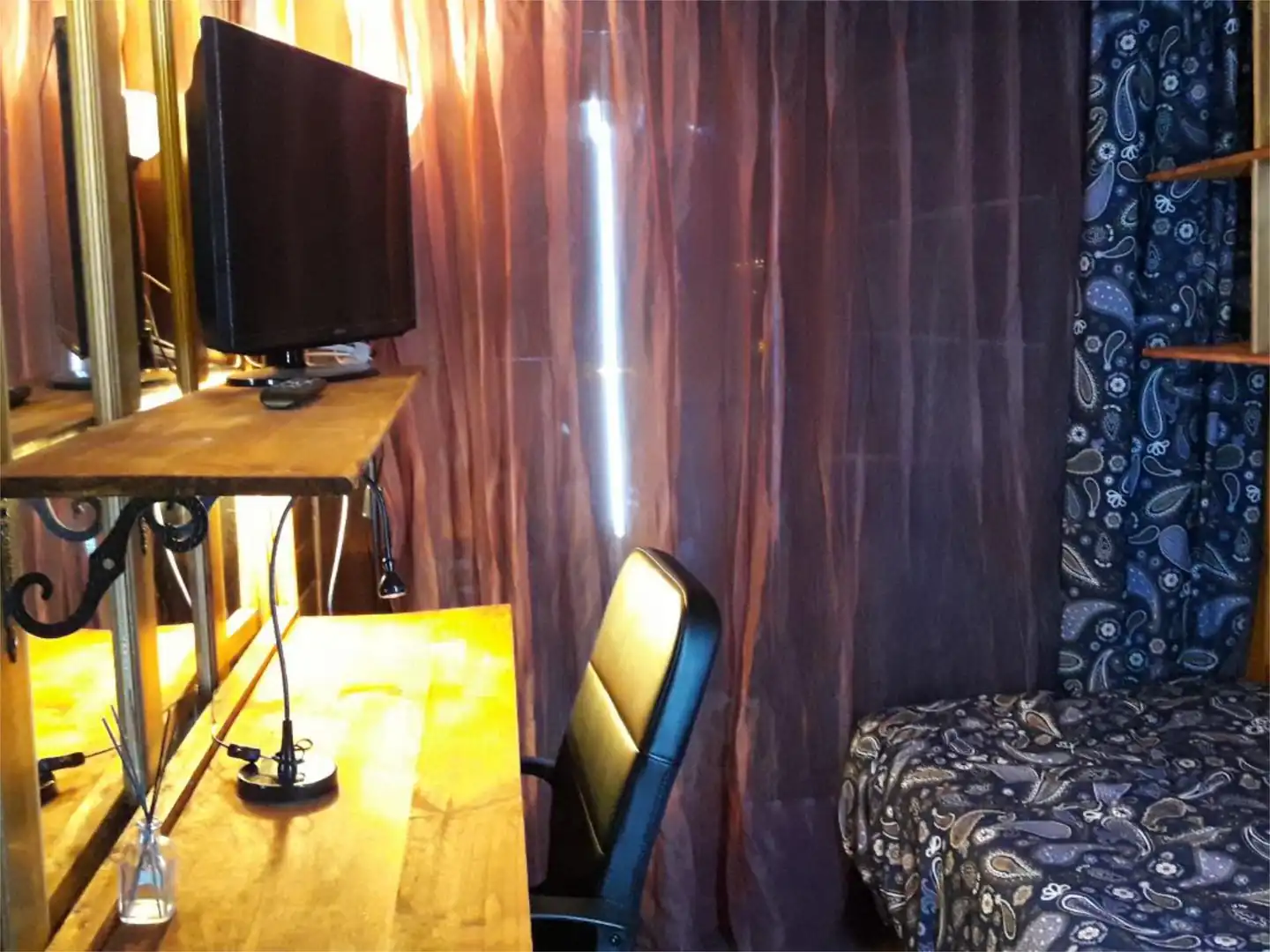 Room in Calle del Campo de Gomara, 4, Parque Alameda - Paula López Bedroom of Flat for share in Valladolid with Air Conditioner, Heating and Private garden