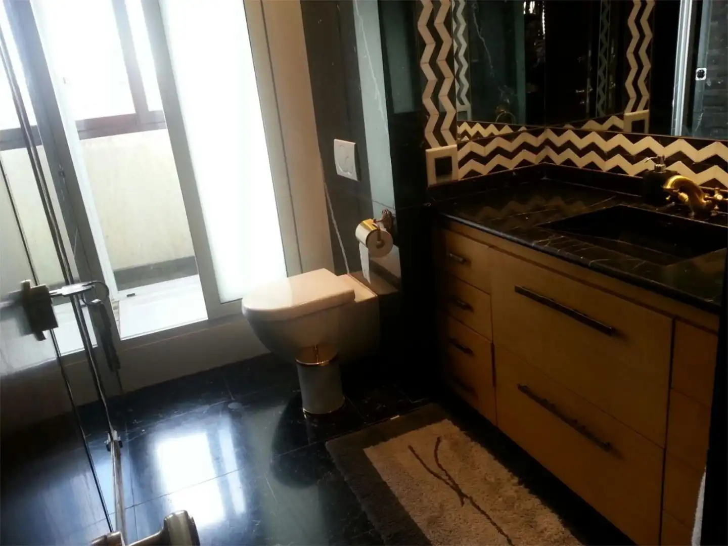 Room in Calle del Campo de Gomara, 4, Parque Alameda - Paula López Bathroom of Flat for share in Valladolid with Air Conditioner, Heating and Private garden