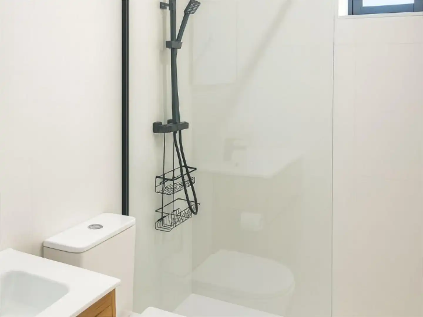 Room in Calle la Dolorosa, 8, Los Ángeles Bathroom of Flat for share in Madrid with Air Conditioner, Heating and Furnished
