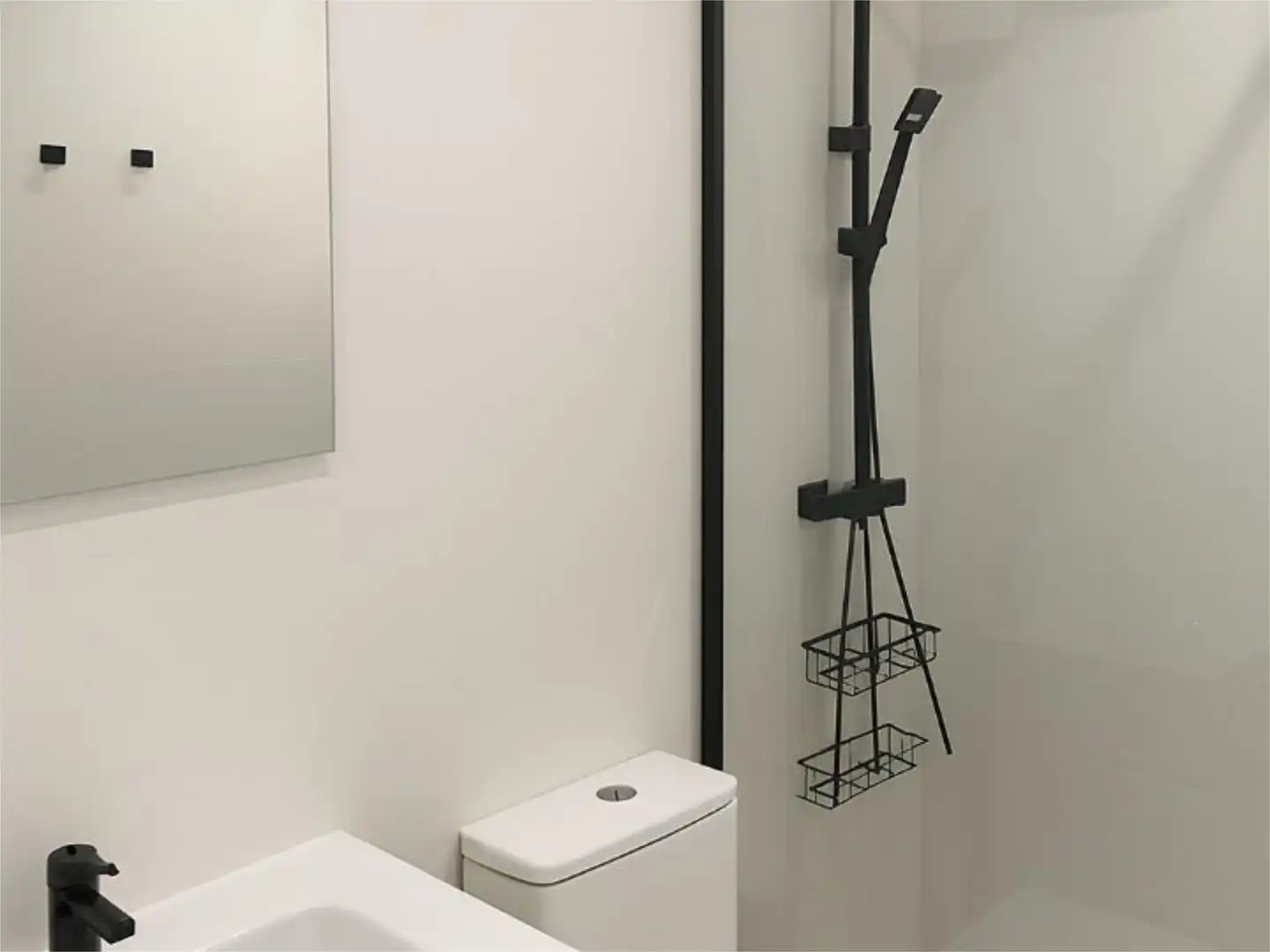 Room in Calle la Dolorosa, 8, Los Ángeles Bathroom of Flat for share in Madrid with Air Conditioner, Heating and Furnished