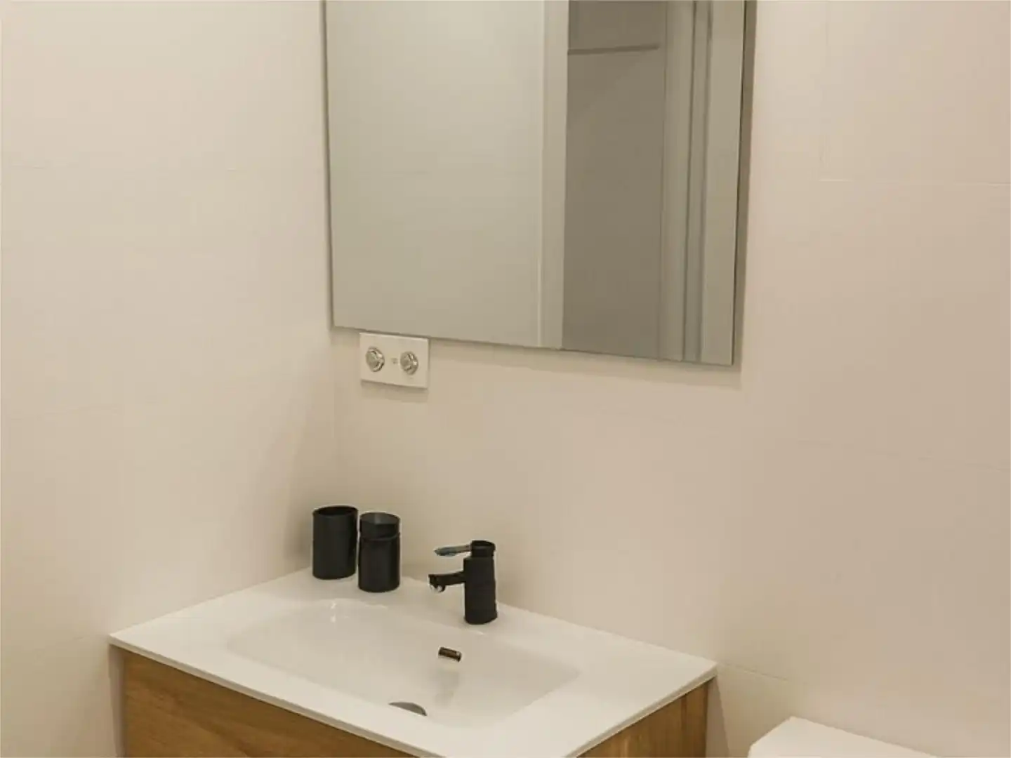Room in Calle la Dolorosa, 8, Los Ángeles Bathroom of Flat for share in Madrid with Air Conditioner, Heating and Furnished