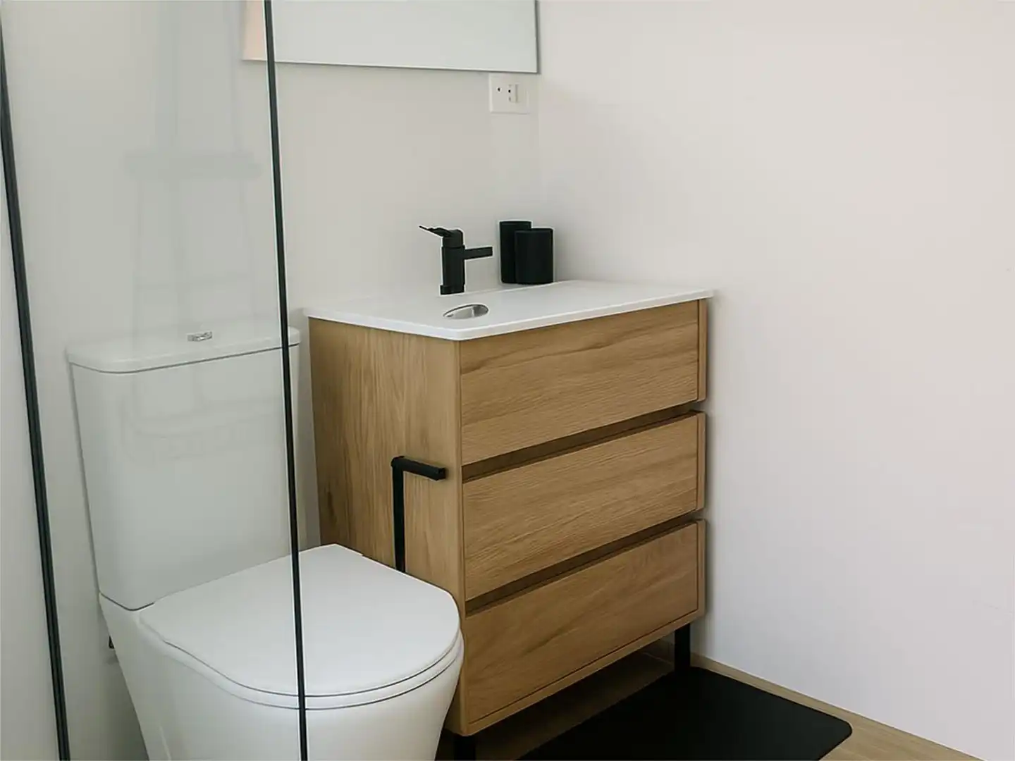 Room in Calle la Dolorosa, 8, Los Ángeles Bathroom of Flat for share in Madrid with Air Conditioner, Heating and Furnished