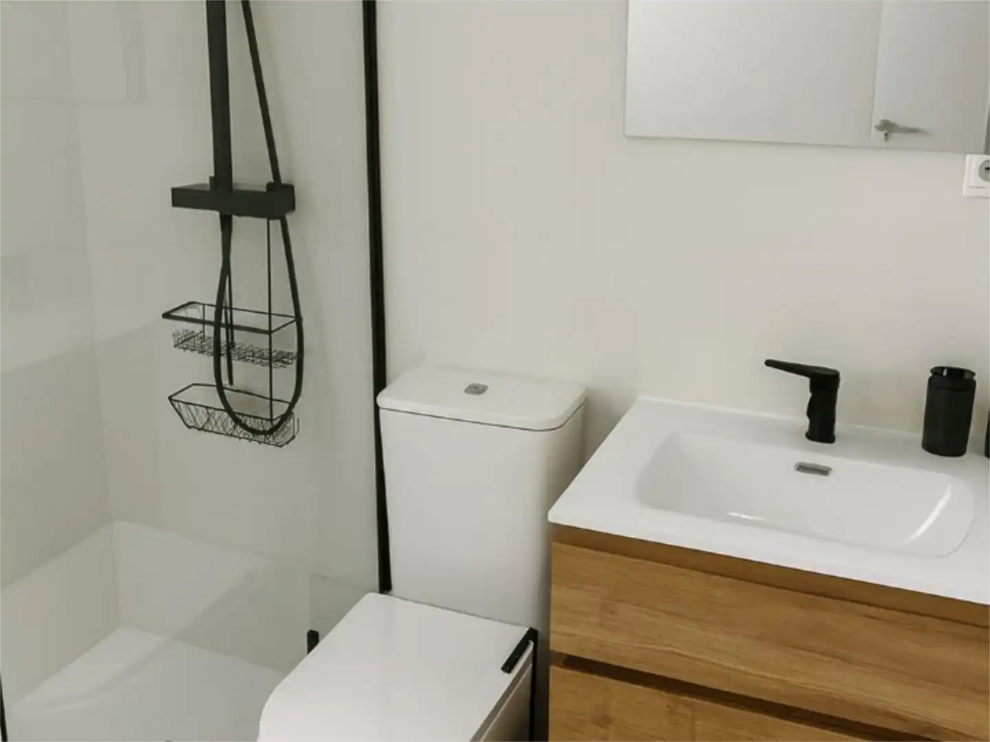 Room in Calle la Dolorosa, 8, Los Ángeles Bathroom of Flat for share in Madrid with Air Conditioner, Heating and Furnished