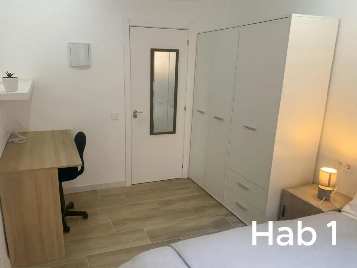 Room in Calle la Dolorosa, 8, Los Ángeles Bedroom of Flat for share in Madrid with Air Conditioner, Heating and Furnished