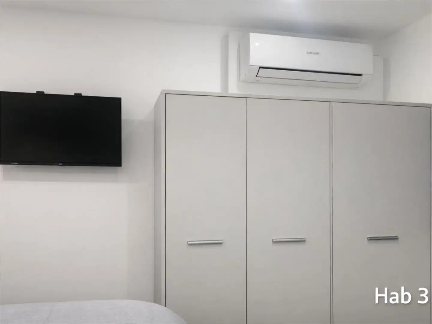 Room in Calle la Dolorosa, 8, Los Ángeles Bedroom of Flat for share in Madrid with Air Conditioner, Heating and Furnished